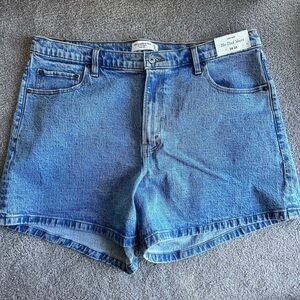 NEW WITH TAGS! Abercrombie & Fitch Light Blue Jean High Rise Dad Short